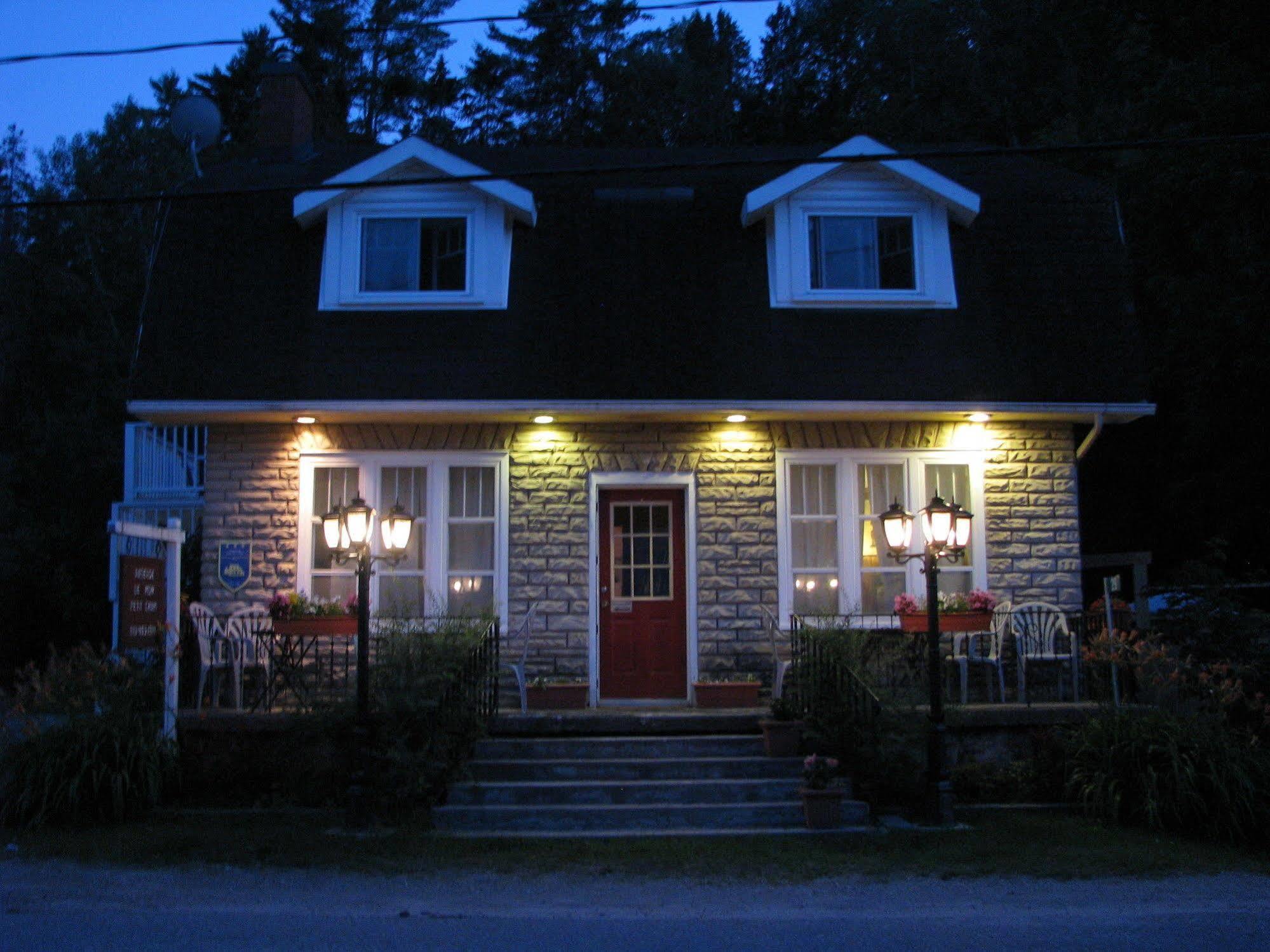 Auberge De Mon Petit Chum B&B Wakefield Buitenkant foto