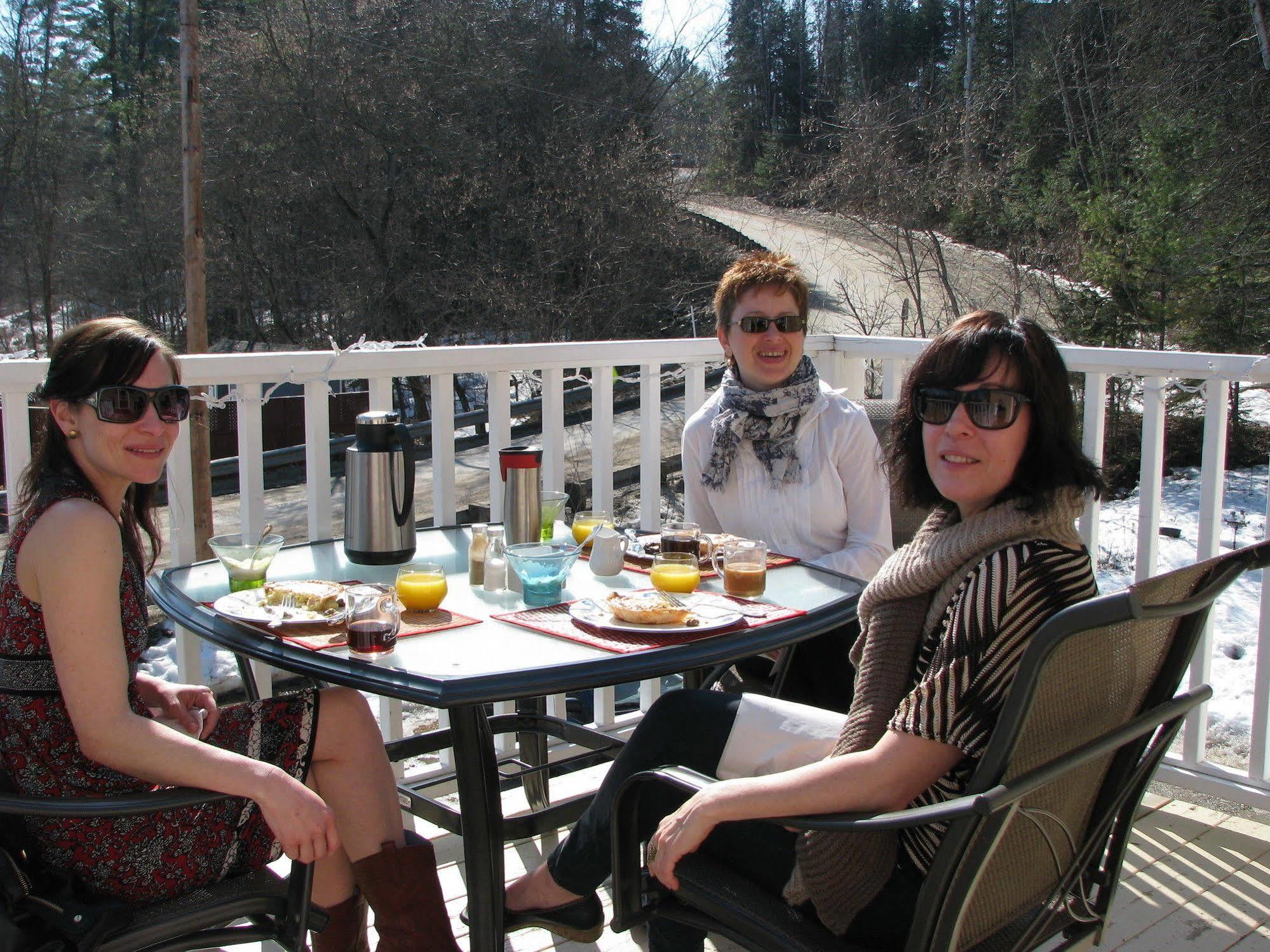 Auberge De Mon Petit Chum B&B Wakefield Buitenkant foto
